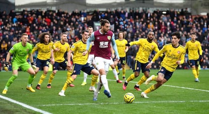 El futbolista Jay Rodriguez, rodeado de jugadores extranjeros del Arsenal en un partido en el que el Burnley FC formó con un 11 integrado completamente por ingleses