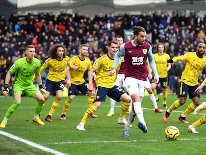 El futbolista Jay Rodriguez, rodeado de jugadores extranjeros del Arsenal en un partido en el que el Burnley FC formó con un 11 integrado completamente por ingleses