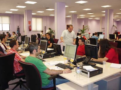 Empleados de la nueva factoría de Vector SF en Albacete.