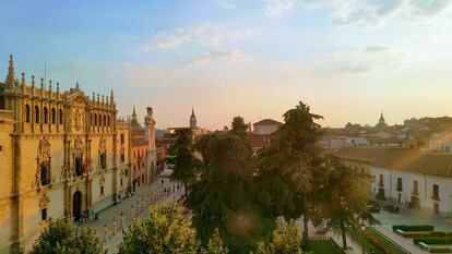 A diferencia de otras 'ciudades-museo', Alcalá de Henares rebosa vitalidad. Su pasado vive en el presente. Se actualiza en su estilo de vida callejero, en un tardeo de 'shopping' por la calle porticada más larga de España, o zampándose la ciudad en sus jornadas gastronómicas.