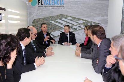 El presidente Ximo Puig durante su visita a Riba-roja.
