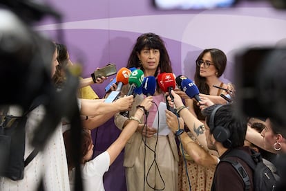 La ministra de Igualdad, Ana Redondo, durante las declaraciones a los medios en una pausa del Comité de Crisis.