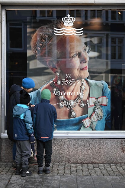 Retrato de la reina Margarita II en un escaparate de Copenhage, este domingo.