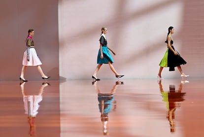 Uno de los instantes del desfile de Prada.