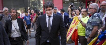 Puigdemont durante una visita al semanario de Valls (Tarragona) 'El Vallenc'.
