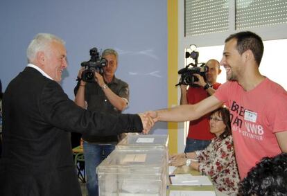 Cayo Lara vota en su localidad natal, Argamasilla de Alba.