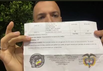 Andrés Escobar muestra el certificado de compra de su pistola no letal, en una imagen de video posteado por él en redes sociales.