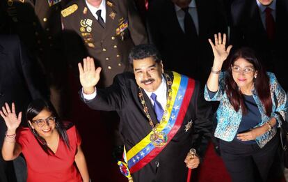 Nicol&aacute;s Maduro junto a la primera. dama Cilia Flores. (derecha) y la presidenta de la Asamblea Nacional Constituyente Delcy Rodr&iacute;guez.