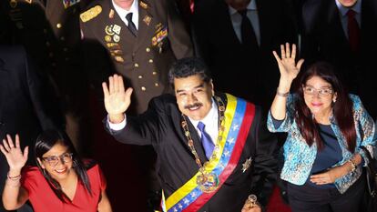 Nicol&aacute;s Maduro junto a la primera. dama Cilia Flores. (derecha) y la presidenta de la Asamblea Nacional Constituyente Delcy Rodr&iacute;guez.