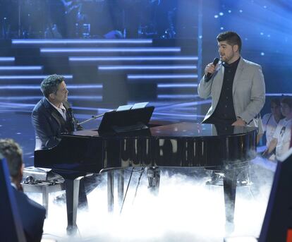 Alejandro Sanz, al piano, con Marcos, interpretando 'Lo ves'.