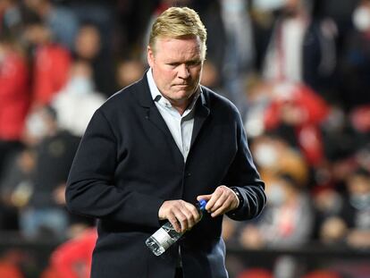 Ronald Koeman, durante el Rayo Vallecano-Barcelona (1-0) del pasado martes, su último partido como entrenador azulgrana.  (Photo by OSCAR DEL POZO / AFP)