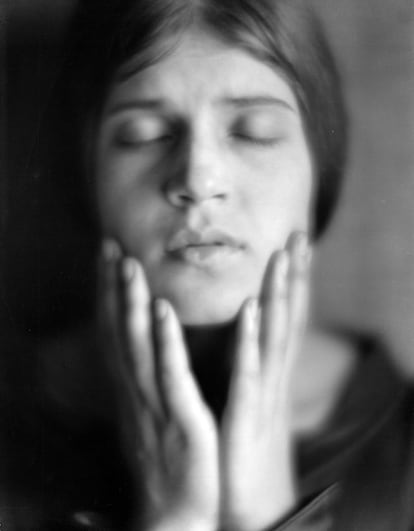 'Cabeza de una chica italiana' (1921), Edward Weston. Una muestra en el Museo de Arte Contemporáneo de México se ha detenido en la potente huella fotográfica que dejó el romance entre el estadounidense y la italiana Tina Modotti.