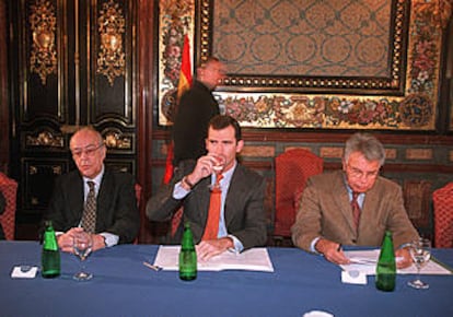 El Príncipe, entre Leopoldo Calvo-Sotelo y Felipe González, en la reunión constitutiva del patronato.
