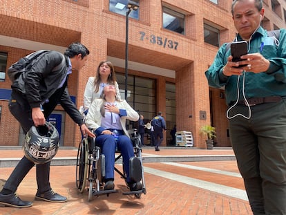 Una persona recibe asistencia al ser evacuada tras el temblor de magnitud 6,1 en Bogotá