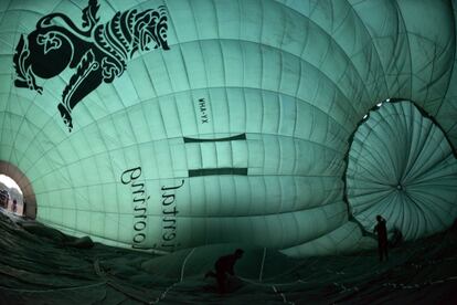 Trabajadores en el interior de un globo aerosttico en Bagan (Birmania).