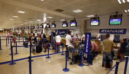 Pasajeros de Ryanair en Girona.