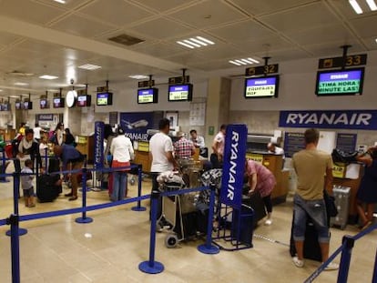 Pasajeros de Ryanair en Girona.