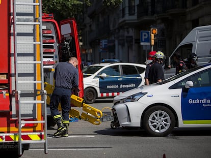 Bomberos y policía colaboran en un accidente de tráfico en Barcelona, en una imagen de archivo.