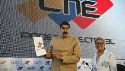 Nicolás Maduro, com a presidente do Conselho Nacional Eleitoral, Tibisay Lucena, na segunda-feira.