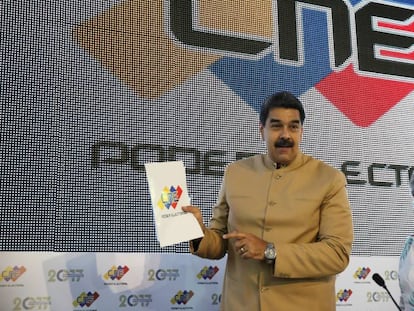 Nicolás Maduro, com a presidente do Conselho Nacional Eleitoral, Tibisay Lucena, na segunda-feira.