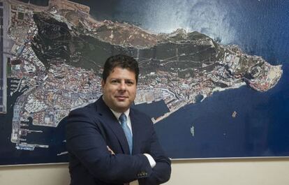 Fabián Picardo posa el viernes ante una fotografía aérea de Gibraltar.