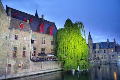 Edificios en Brujas con vistas a los canales.