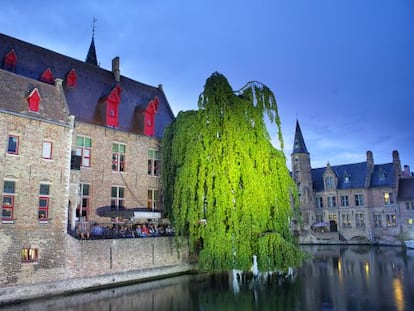 Edificios en Brujas con vistas a los canales. 