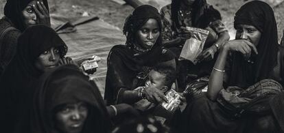 Las mujeres, claves. Son el motor de la familia. Ellas traen el agua, la leña, cuidan de los animales y de los niños. Si quedan viudas, no pueden trabajar la tierra, complicándose mucho sus vidas.