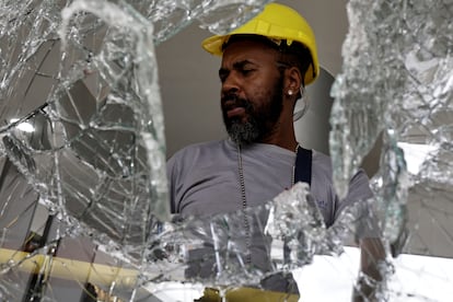 Un hombre inspecciona una ventana rota del palacio de Planalto, sede del poder ejecutivo ​del Gobierno Federal brasileño.