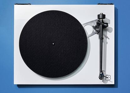 Para recuperar la pasión por el vinilo, la última evolución del giradiscos Rega Planar 3 (sobre estas líneas; desde 799 euros, con una cápsula Elys 2) es una apuesta segura. La firma británica ha optimizado —con nuevos materiales y simulación informática— el diseño de un modelo de 1977 con el que rompió moldes. Cuatro décadas después, Rega sigue manteniendo la original idea de una base rígida y un mecanismo mucho más sencillo que el de los modelos tradicionales. Desde entonces, ha estado siempre en el podio de los giradiscos de alta calidad que tienen un precio relativamente asequible.
