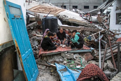 La familia palestina Al-Saifi rompe el ayuno sobre las ruinas de su casa, destruida tras un ataque sarel durante el mes de Ramadn. 