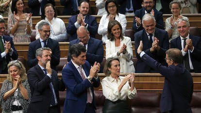 El líder del Partido Popular, Alberto Núñez Feijóo, era aplaudido por la bancada popular en el Congreso, durante el debate de investidura celebrado el 29 de septiembre.
