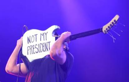 Tom Morello en una actuación en California. En su guitarra se lee: "No es mi presidente".