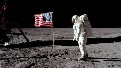 El astronauta Buzz Aldrin, posa para una fotografía junto a la bandera estadounidense clavada en la Luna, el 20 de julio de 1969. 