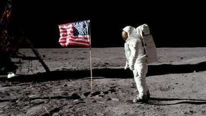 El astronauta Buzz Aldrin, posa para una fotografía junto a la bandera estadounidense clavada en la Luna, el 20 de julio de 1969. 