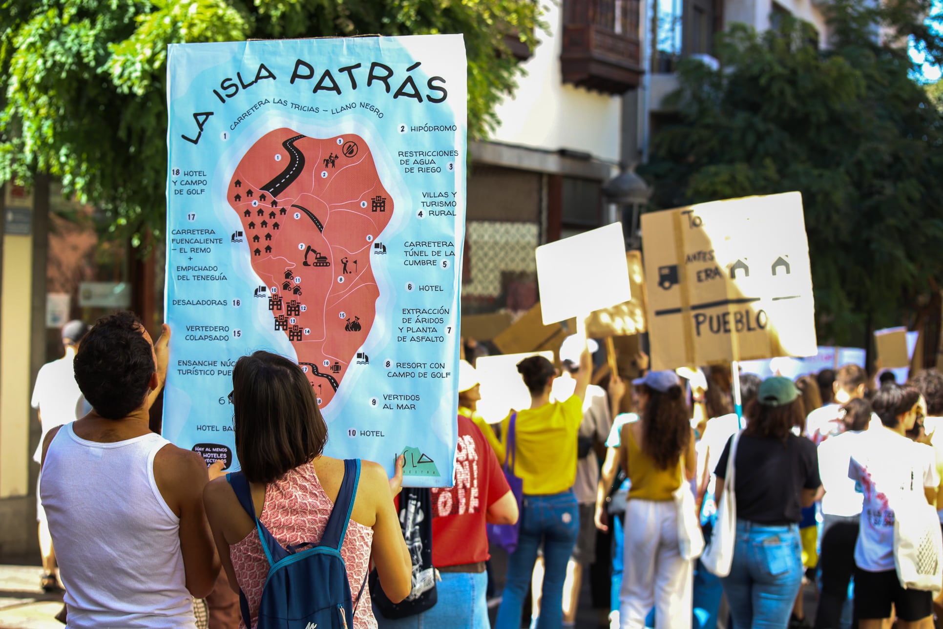 Unas 10.000 personas vuelven a salir a la calle en Canarias para protestar contra el turismo masivo