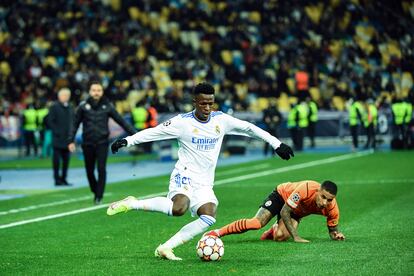 Vinicius desborda a un rival, este martes en el Olímpico de Kiev.