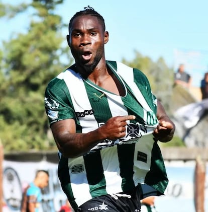 Felix Orode durante un partido del equipo argentino CA Excursionistas, en 2014.