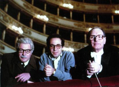 Ennio Morricone (primero por la derecha) con el actor Marcello Mastroianni y el director de cine Giuseppe Tornatore (en el centro) en los ensayos de 'Están todos bien', (1990) en el Teatro de la Scala de Milán.