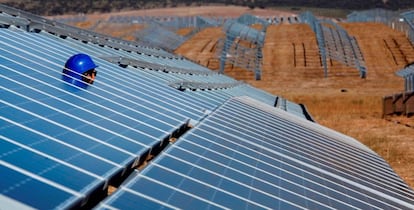 Un técnico, en una planta fotovoltaica en Badajoz.