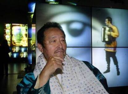 Nam June Paik, delante de su obra 'Global Groove 2004', en el Museo Guggenheim de Berlín.