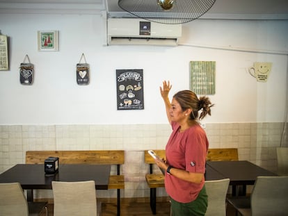 Sandra Díaz, propietaria de la pastelería Glassé, en Madrid, regula la temperatura del loca.