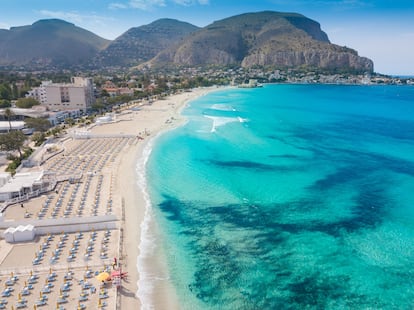 The huge Mondello beach.