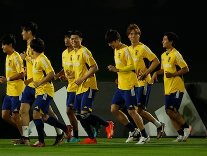 DOHA (CATAR), 29/11/2022.- El delantero de la selección de Japón Takefusa Kubo (i), junto a sus compañeros, participa en el entrenamiento del equipo nacional en las instalaciones del Al-Sadd SC, en Doha, Catar, este martes. Japón se enfrentará a España en el encuentro del grupo E del Mundial de Qatar 2022 el próximo 1 de diciembre. EFE/ J.J. Guillén
