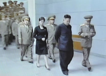 Una imagen de la televisión norcoreana que muestra a Kim Jong-un con una mujer no identificada.