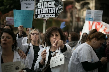 Médicos de familia protestan el jueves pasado en Barcelona ante las puertas del Institut Català de la Salut (ICS), durante el cuarto día consecutivo de huelga contra los recortes en la educacion y sanidad.