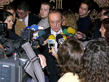Fraga, tras la lectura del acta que otorga el galardón a Giddens.