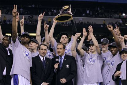 Los jugadores de Duke celebran el triunfo sobre Butler.