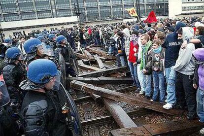Agentes antidisturbios franceses cierran el paso a los estudiantes en la estación de Lyón, en París, el pasado jueves.