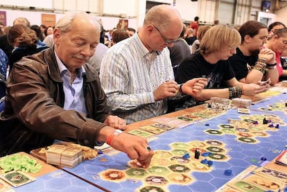 Klaus Teuber, creador de Cat&aacute;n, concentrado en su juego en el festival del sector en Essen. 